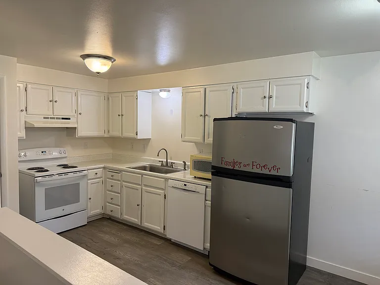 770 N Main St — Photo 2