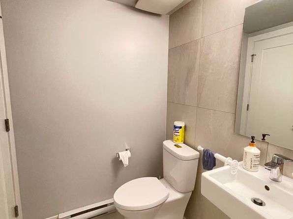 2 bedroom rental in Surrey — photo 17