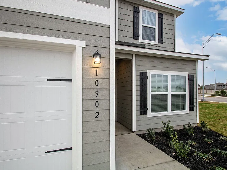 10902 Chatham Ct — Photo 2