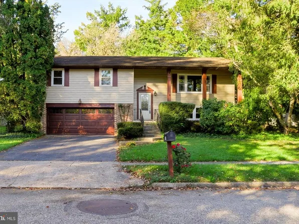 517 Lamp Post Ln, Camp Hill, PA 17011