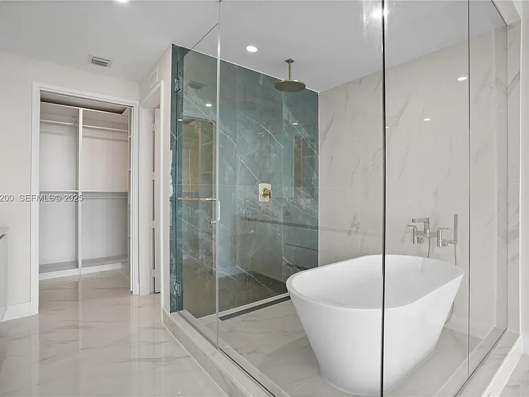 700 NE 24th St #602 — Photo 30