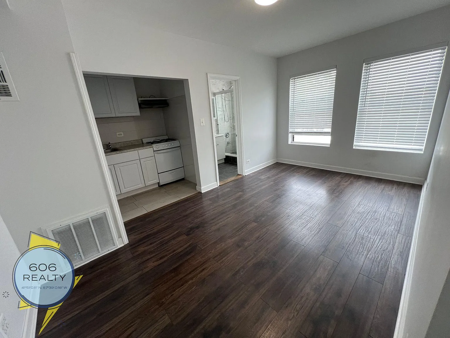 Charming Vintage Apartments in the Heart of Irving Park! — Photo 2