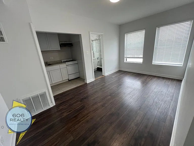Charming Vintage Apartments in the Heart of Irving Park! — Photo 2