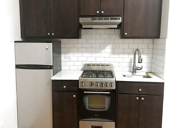 5th image of 730 W Cornelia Ave APT 105