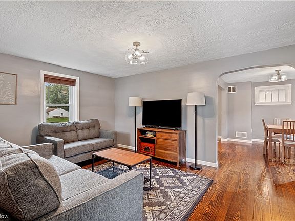 5th image of 877 McGill St