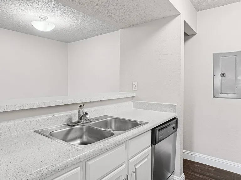 Vine Apartments — Photo 48