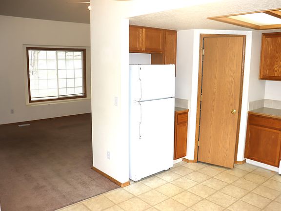 3rd image of 523 S Queens Dr
