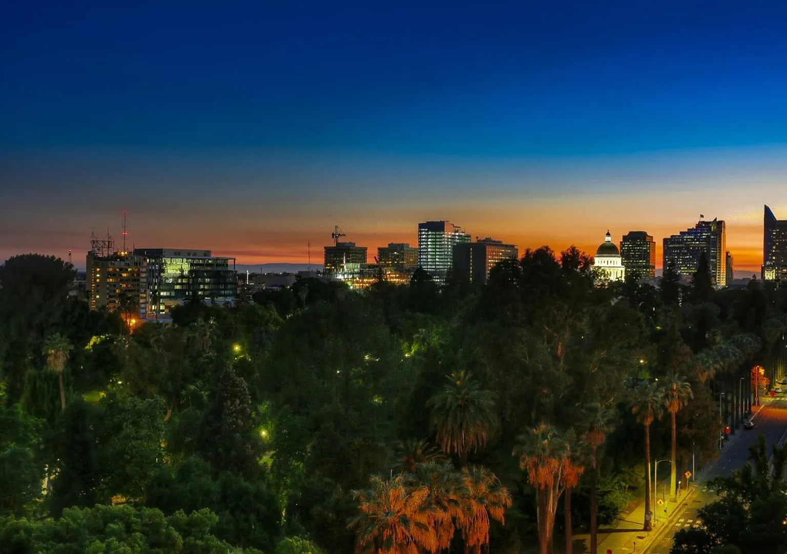 Luxury Corner Penthouse with Unmatched Sacramento Views — Photo 4