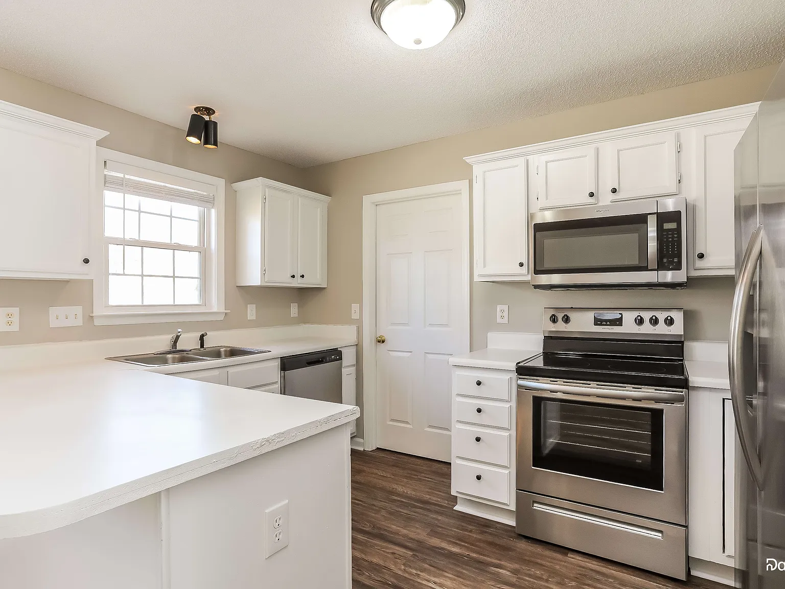 3 bed, 2.0 bath, 1243 sqft, $1,800 — Photo 4