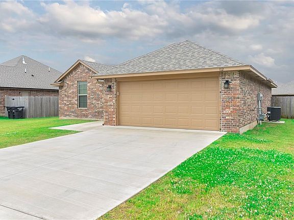2nd image of 521 Whispering Oaks Blvd