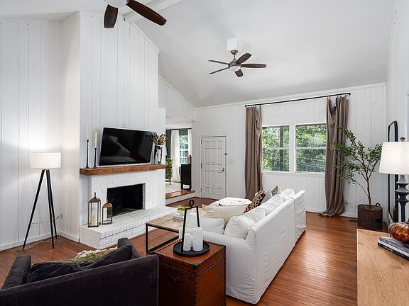 4th image of 2350 Locke Ln