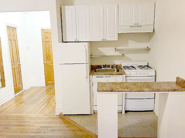 239 E 39th St #3R — Photo 3
