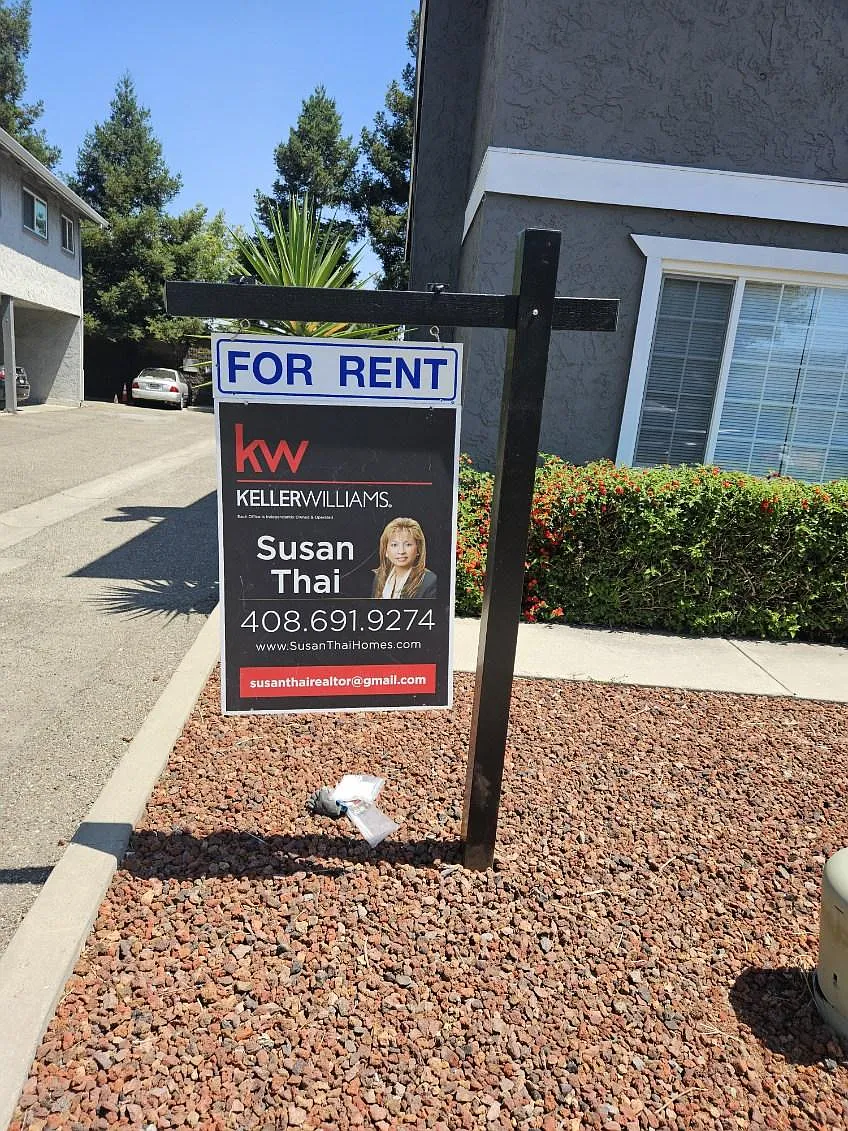 2 bed, 1.5 bath, 800 sqft, $2,700 — Photo 1