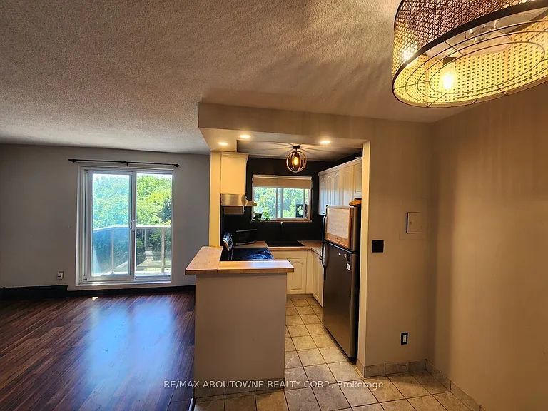 2373 King St E #51 — Photo 2