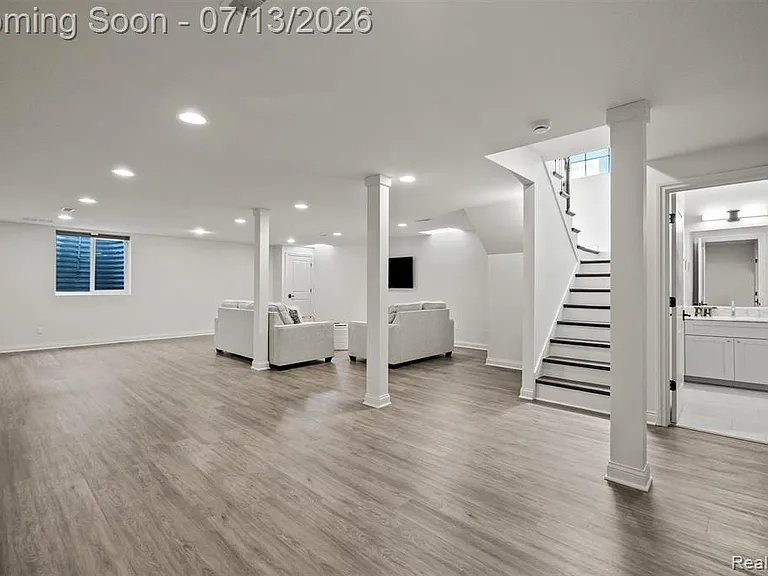 1049 Chapin Ave — Photo 33