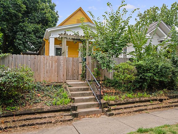 3rd image of 823 W 40th St