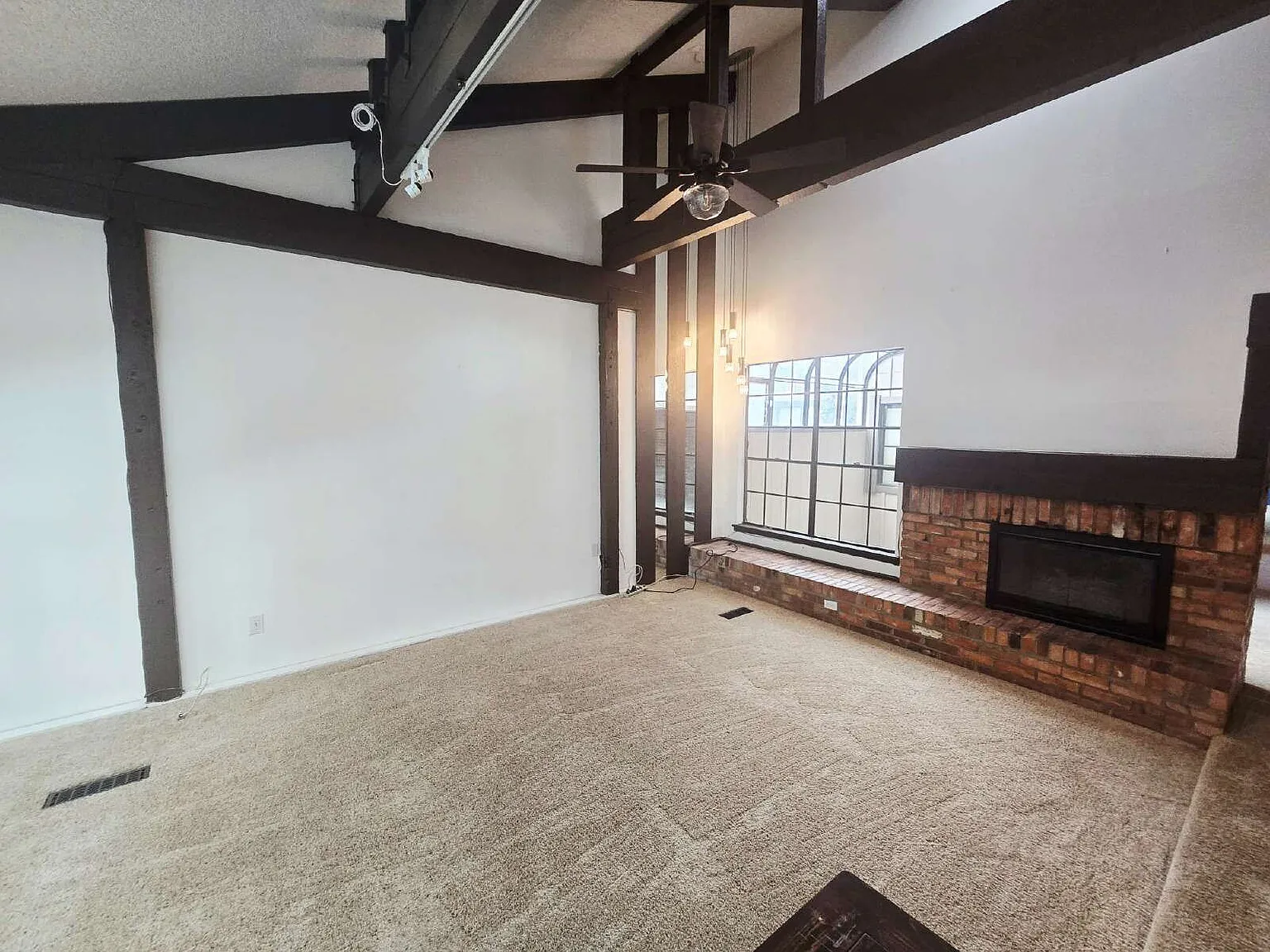 3 bed, 2.0 bath, 2064 sqft, $2,800 — Photo 2