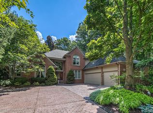 25684 Cheyenne Dr, Novi, MI 48374