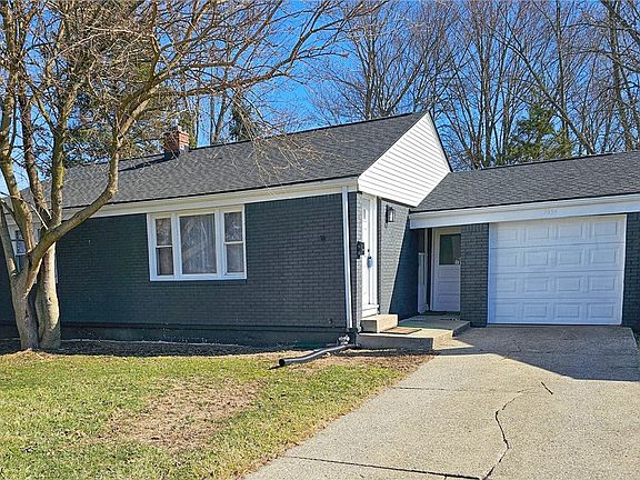 3rd image of 1054 Runge Ave