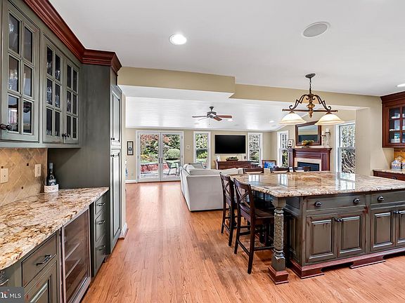 4th image of 5911 Meadowood Rd
