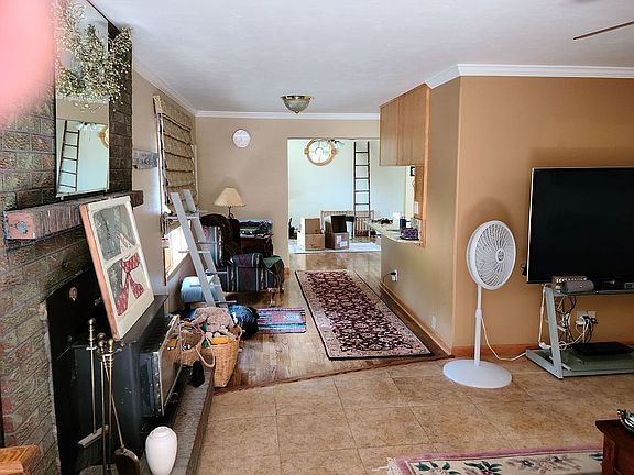 Front door towards dining rm