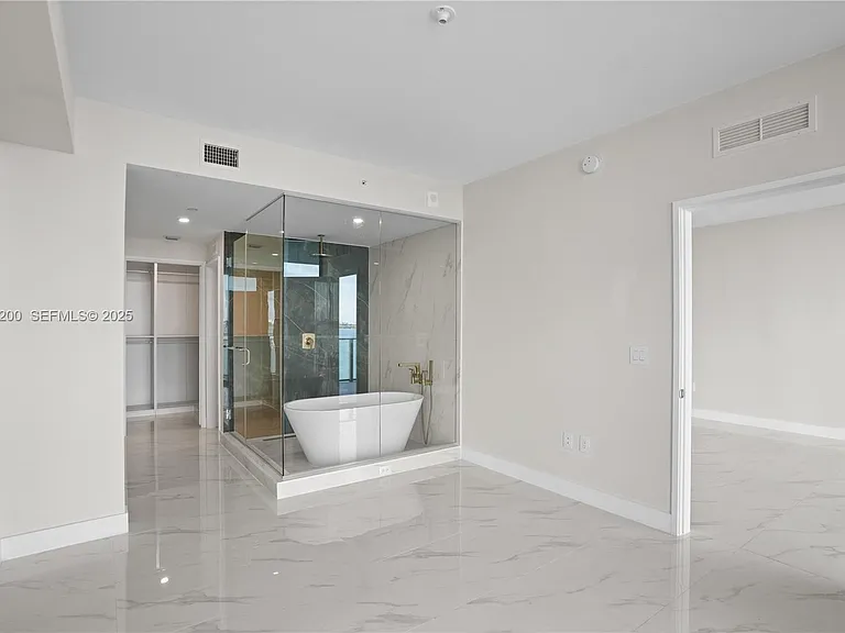 700 NE 24th St #602 — Photo 28