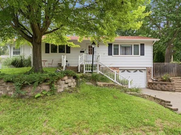 1106 Summit Hills Dr, Bettendorf, IA 52722