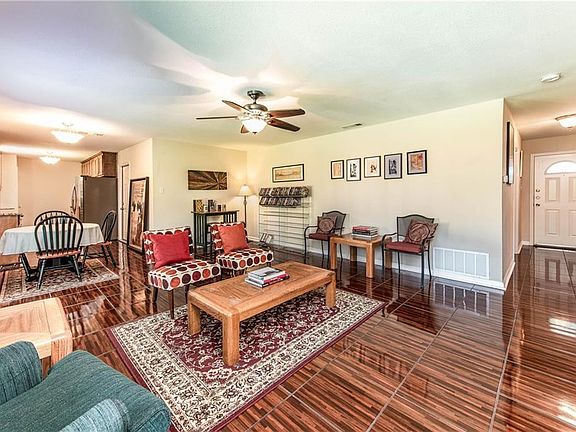 3rd image of 817 Bullock Dr