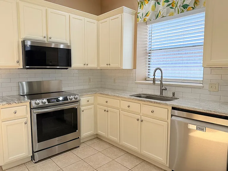 613 Oak Creek Dr — Photo 8