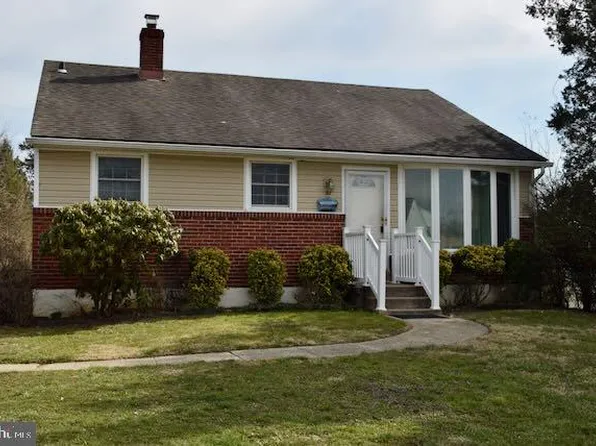 22 Stuart Dr, Aston, PA 19014
