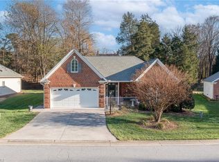 417 Meadows Edge Ct, Clemmons, NC 27012