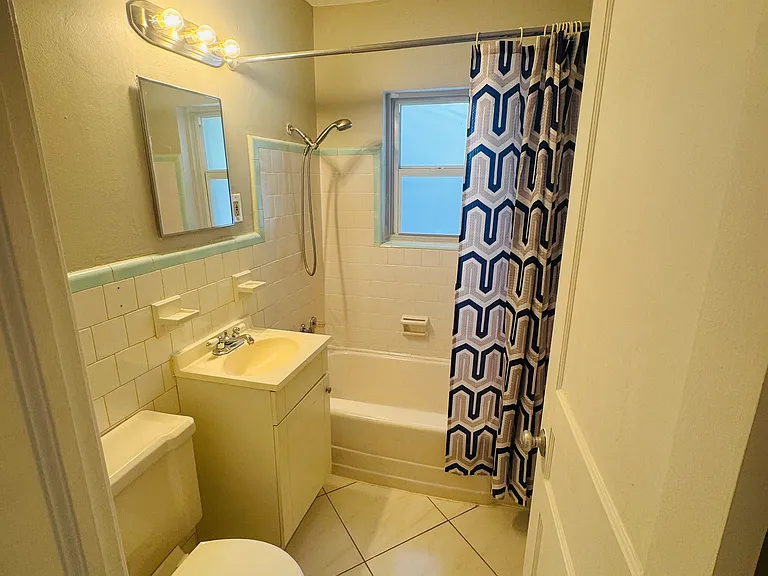1634 NE 6th St #2 — Photo 5