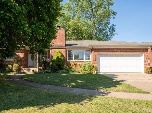 2731 Crooks Rd, Royal Oak, MI 48073