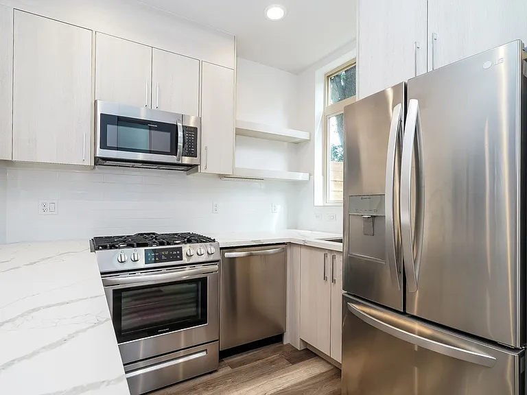 5616C California Ave SW — Photo 2
