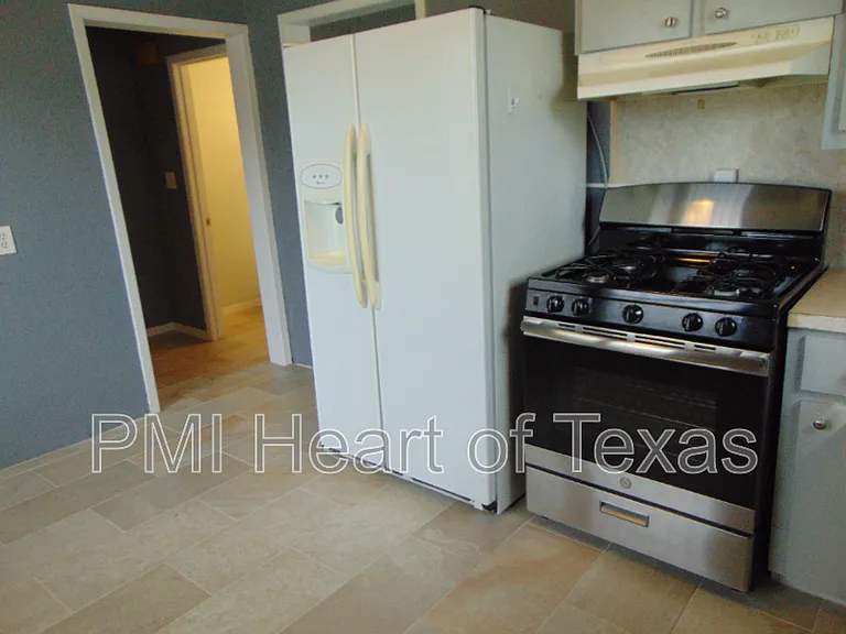 2317 E 2nd St — Photo 19