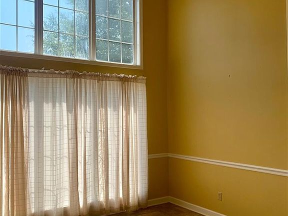 4th image of 1701 Greenbriar St