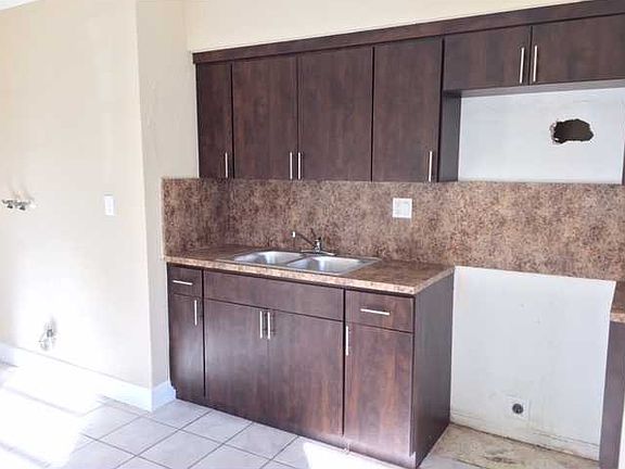3rd image of 827 SW 30th St #B