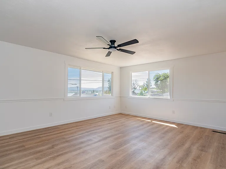 148 S Rogers Ave — Photo 4