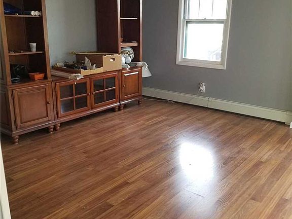 3rd image of 557 E Market St APT 1