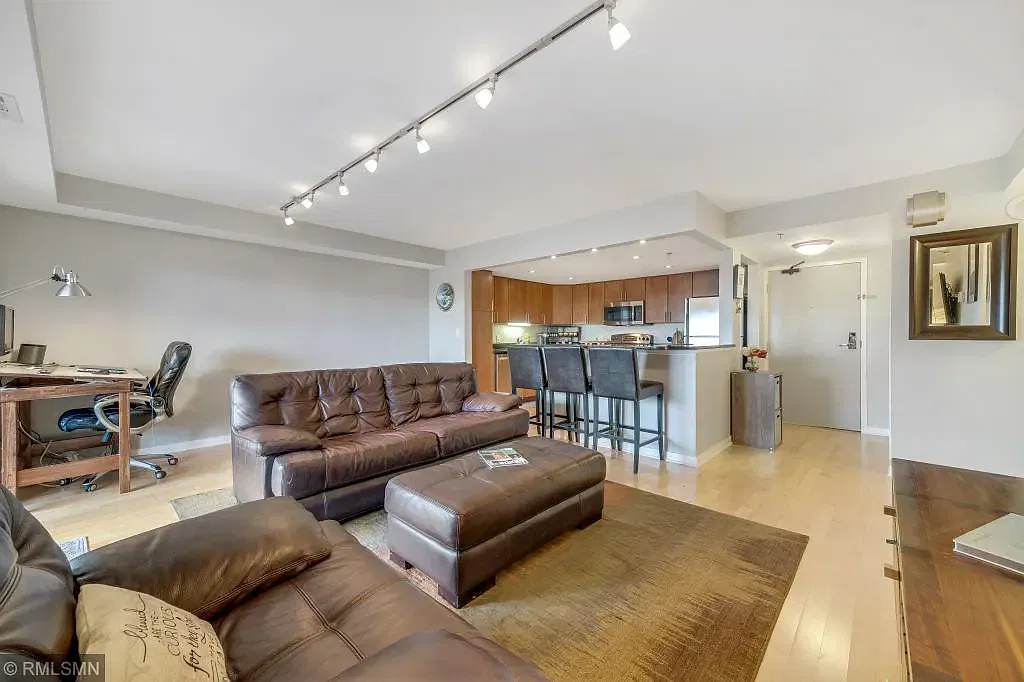 1 bed, 886 sqft, $2,199 — Photo 3