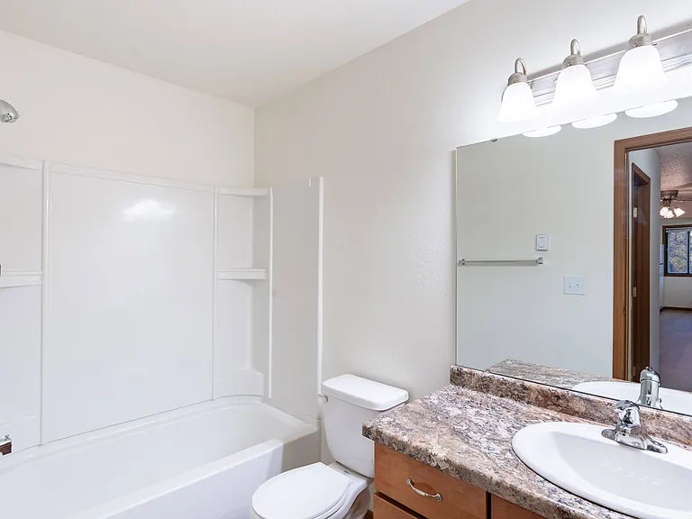 Fargo, ND Flagstone Apartments | 21B | Bathroom