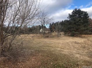 9206 Edgewood Cir, Linden, MI 48451