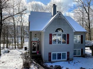 10 Rockspring Ct, Lake Harmony, PA 18624