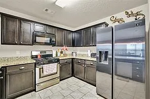 5 bed, 2.5 bath, 2392 sqft, $2,275 — Photo 3