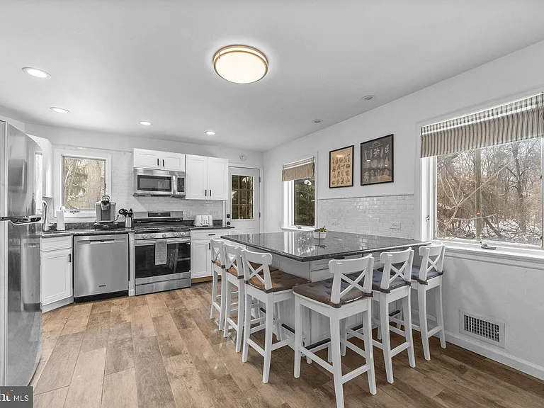 191 Lakeshore Dr — Photo 5