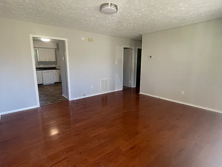 1908 Meadowview Ln — Photo 2