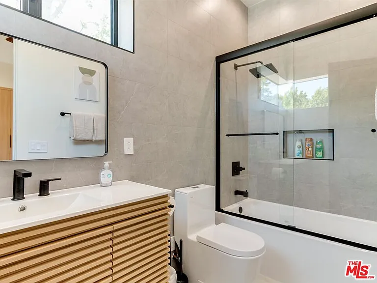 5929 Hesperia Ave — Photo 49