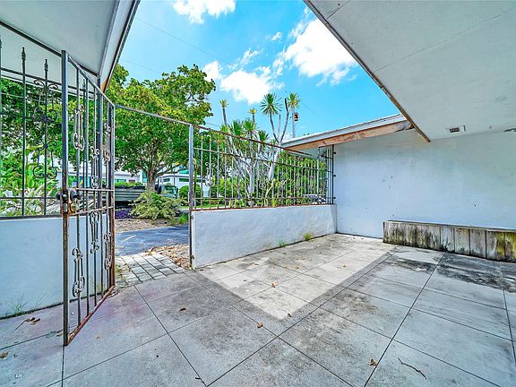 4th image of 2548 Middle River Drive