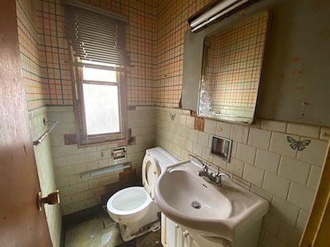 5th image of 4843 Louise St APT A