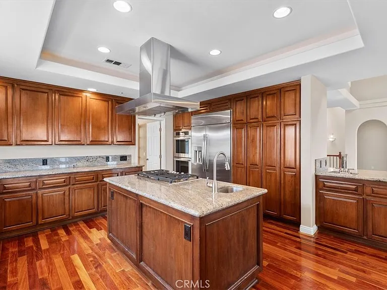 540 W 25th St — Photo 16
